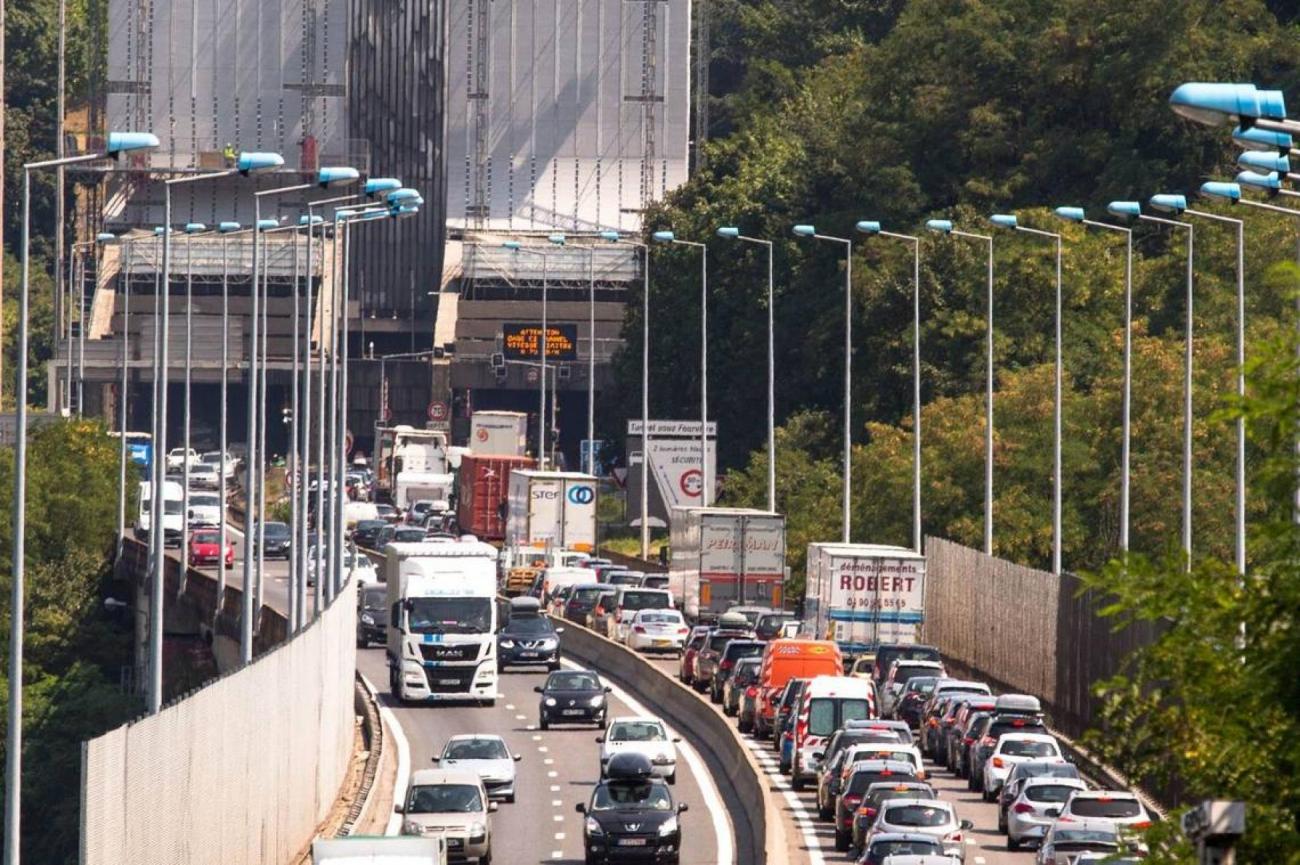 embouteillages-bouchons-previsions-biso-fute-trafic-circulation-departs-vacnaces-retours-francesoir.jpg Dans les embouteillages...