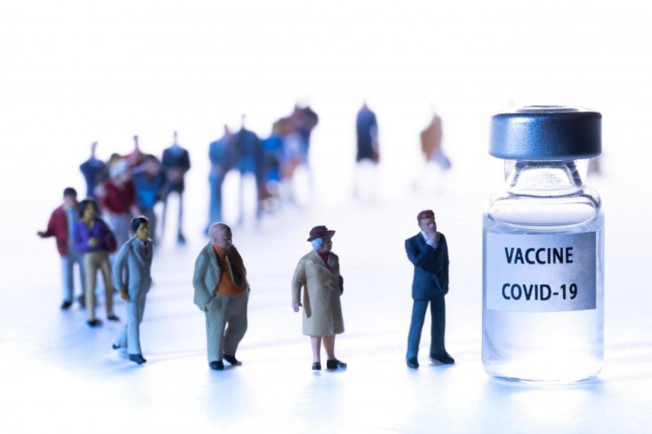 images/2019/7e887aaca1a52add156f99842c0aa9b975b960a6.jpg Une infirmière est vaccinée à l'hôtel Dieu à Paris le 2 janvier 2020