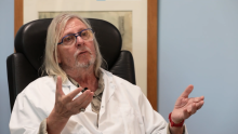 Le professeur Raoult, à son bureau de directeur de l'IHU, le 16 novembre 2021.